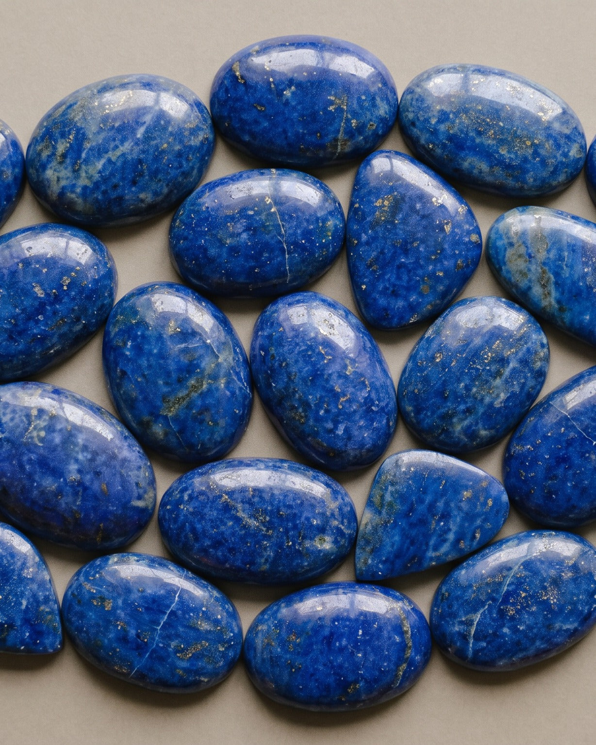 El kesimi Lapis Lazuli kabaşonlar bir arada