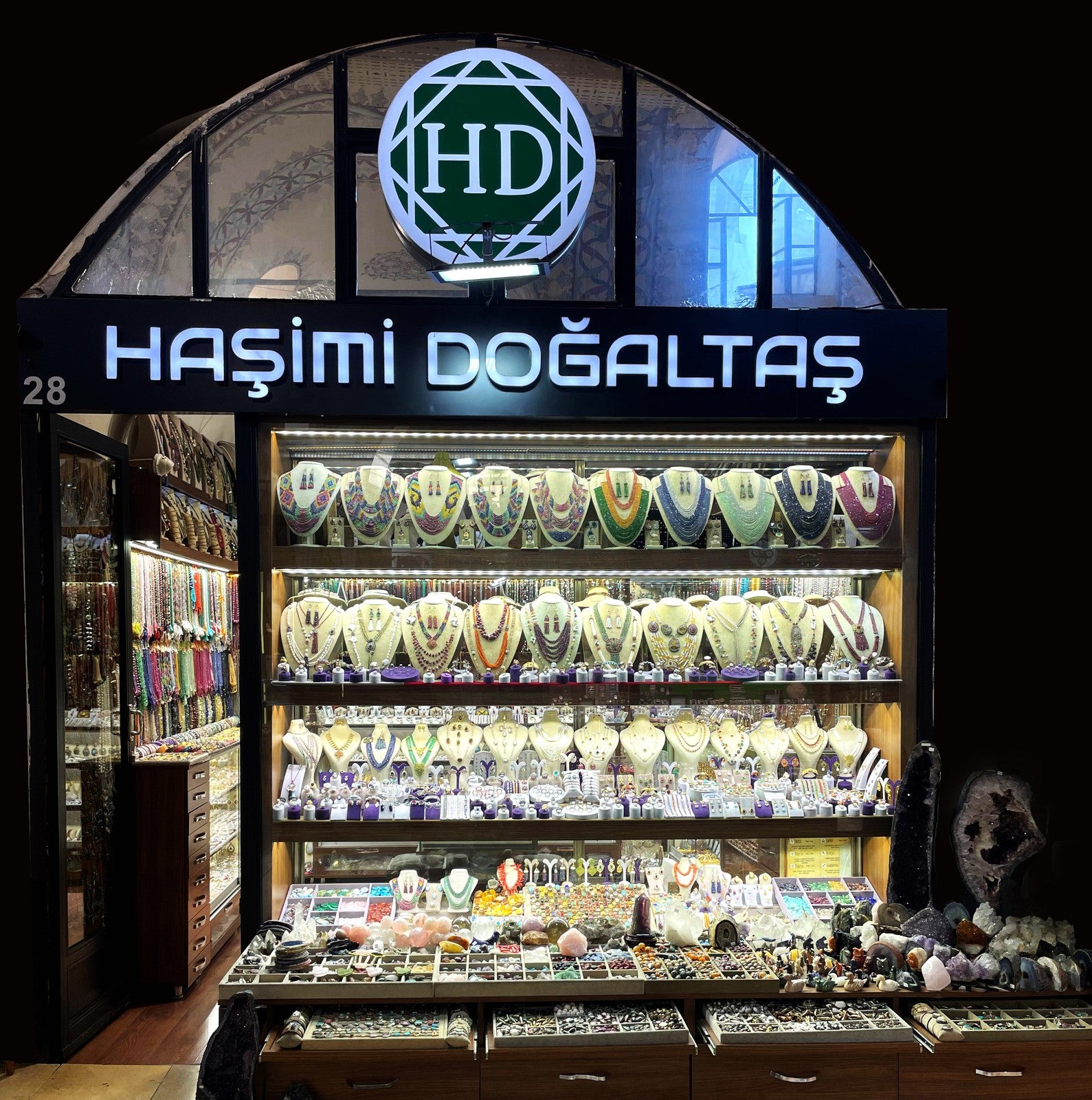 Haşimi Doğaltaş'ın Kapalıçarşı'daki vitrini